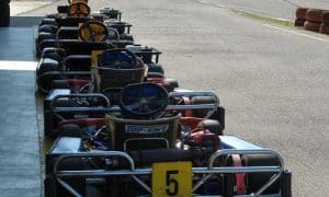 plusieurs karts à l'arret