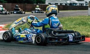 kart qui prend une grande courbe