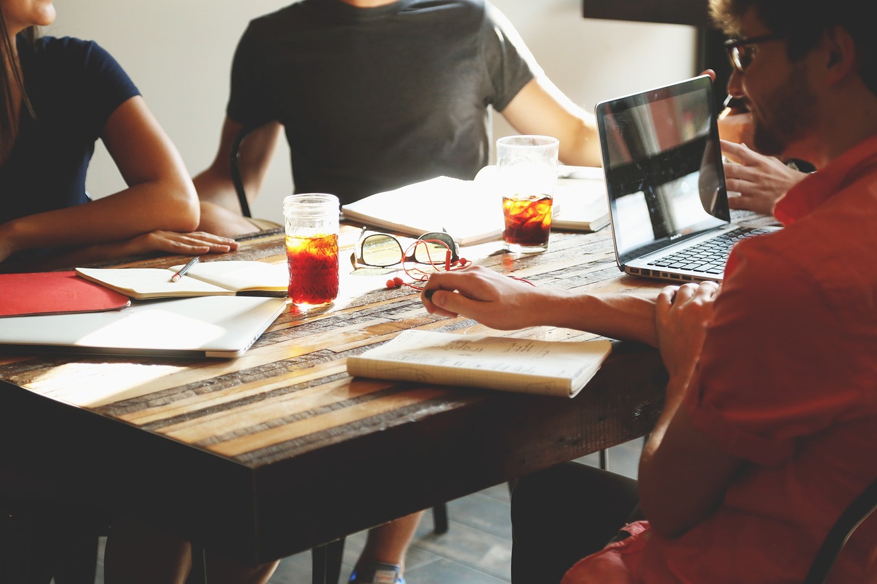 découvrez l'importance des dynamiques d'équipe dans le succès des projets. apprenez comment favoriser la collaboration, la communication et l'engagement au sein de votre équipe pour atteindre des objectifs communs.