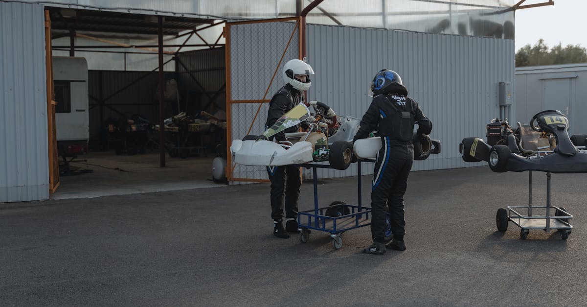 découvrez notre large sélection d'équipements de karting : casques, combinaisons, gants, chaussures et accessoires pour pilotes débutants ou confirmés. sécurité et performance au meilleur prix !