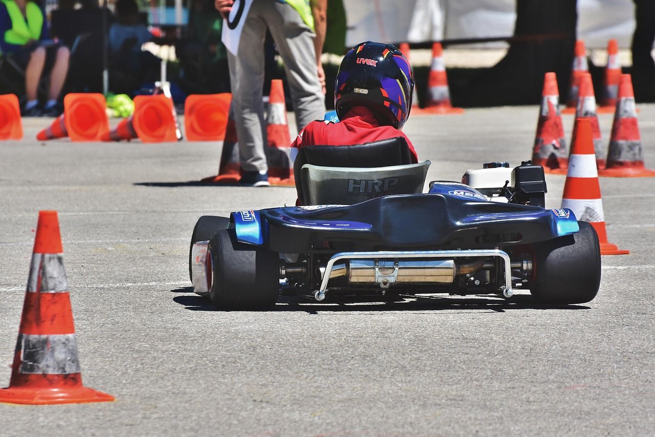 découvrez l'excitation des go-karts ! que ce soit pour une course entre amis ou une aventure en famille, nos pistes adaptées à tous les niveaux vous promettent des sensations fortes et des moments inoubliables. réservez votre course dès aujourd'hui !