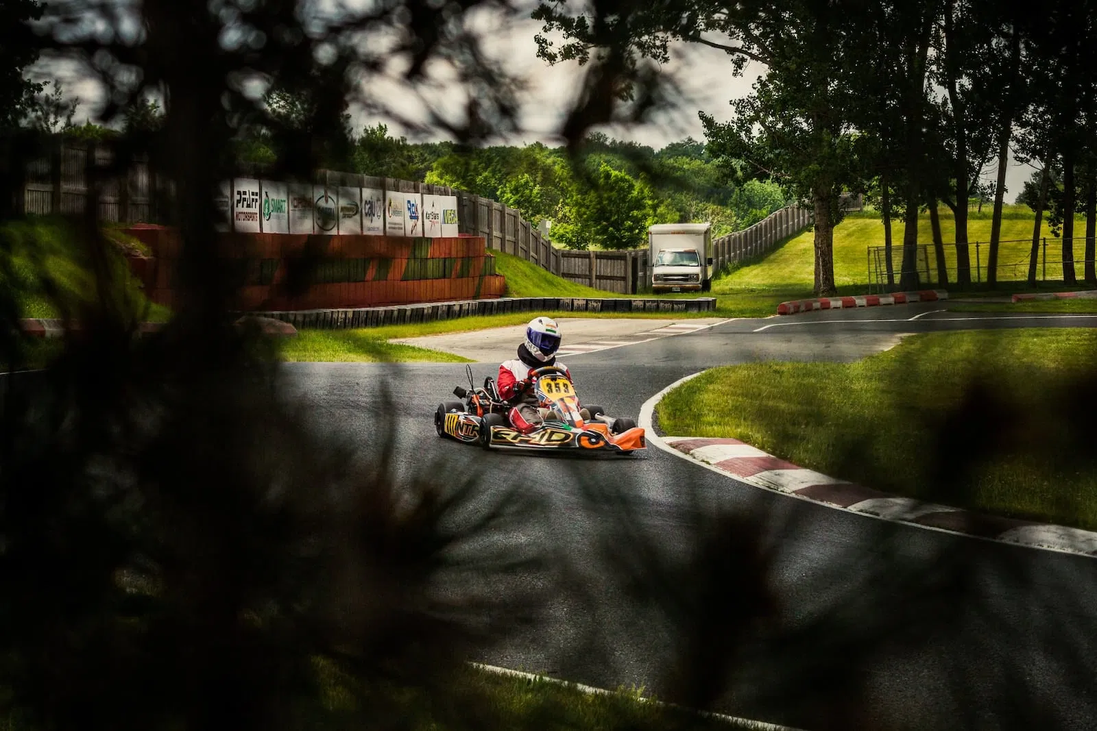 Les bases essentielles pour piloter un karting avec succès