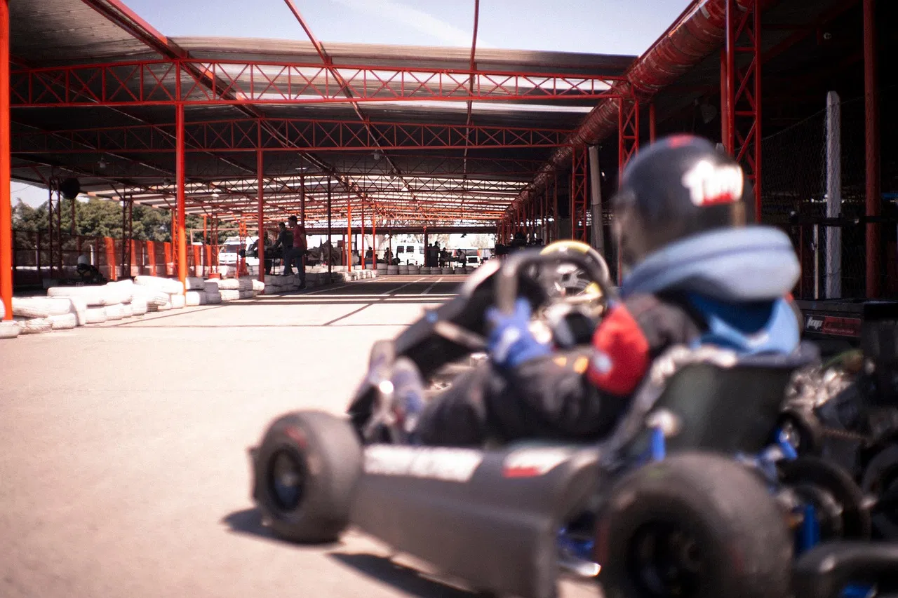 Comment améliorer son temps au karting : conseils pratiques pour 2025