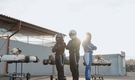 découvrez l'excitation du karting, un sport automobile accessible à tous ! que vous soyez novice ou pilote expérimenté, vivez des courses palpitantes sur des circuits adaptés, tout en perfectionnant vos compétences de pilotage. rejoignez-nous pour des moments inoubliables en famille ou entre amis !