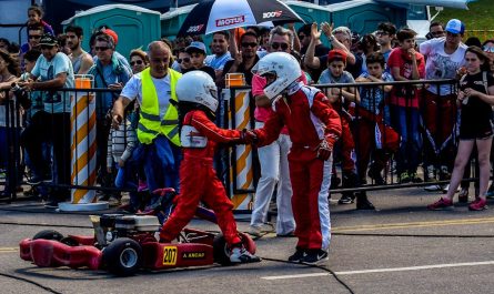 découvrez le karting, une activité passionnante qui allie vitesse et adrénaline. que vous soyez débutant ou pilote expérimenté, vivez des courses palpitantes sur des pistes adaptées à tous les niveaux. réveillez le champion qui sommeille en vous et rejoignez-nous pour une expérience inoubliable !