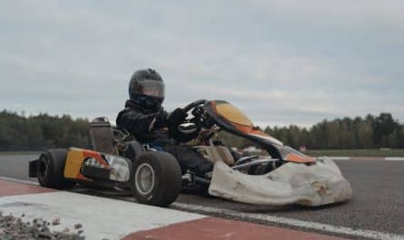 découvrez l'excitation du karting, une activité pleine d'adrénaline pour tous les pilotes en herbe. que vous soyez débutant ou expert, vivez des courses palpitantes sur des circuits adaptés, tout en profitant d'un moment convivial entre amis ou en famille. préparez-vous à ressentir la vitesse et à défier vos adversaires dans une expérience inoubliable!