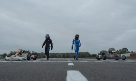 découvrez le monde passionnant du karting, une activité idéale pour les amateurs de vitesse et de sensations fortes. que vous soyez débutant ou pilote expérimenté, venez vivre des courses palpitantes sur des circuits variés et défiez vos amis dans une ambiance conviviale.