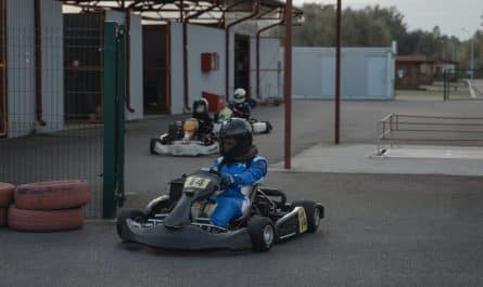 découvrez le karting, une activité dynamique et excitante qui vous permet de vivre des sensations fortes sur piste. que vous soyez débutant ou pilote aguerri, amusez-vous en famille ou entre amis dans un cadre sécurisé !