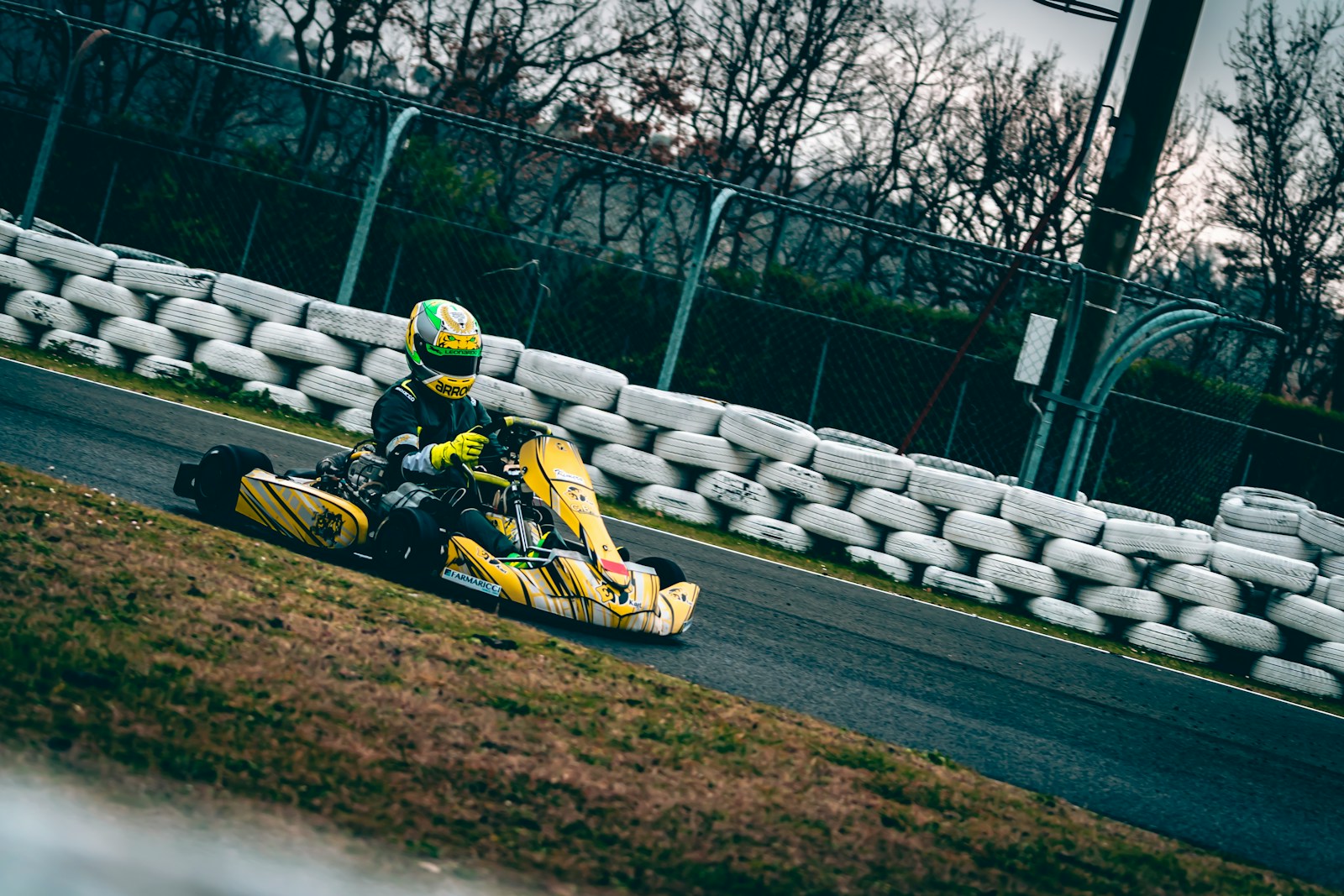 kart jaune et noir sur la piste pendant la journée