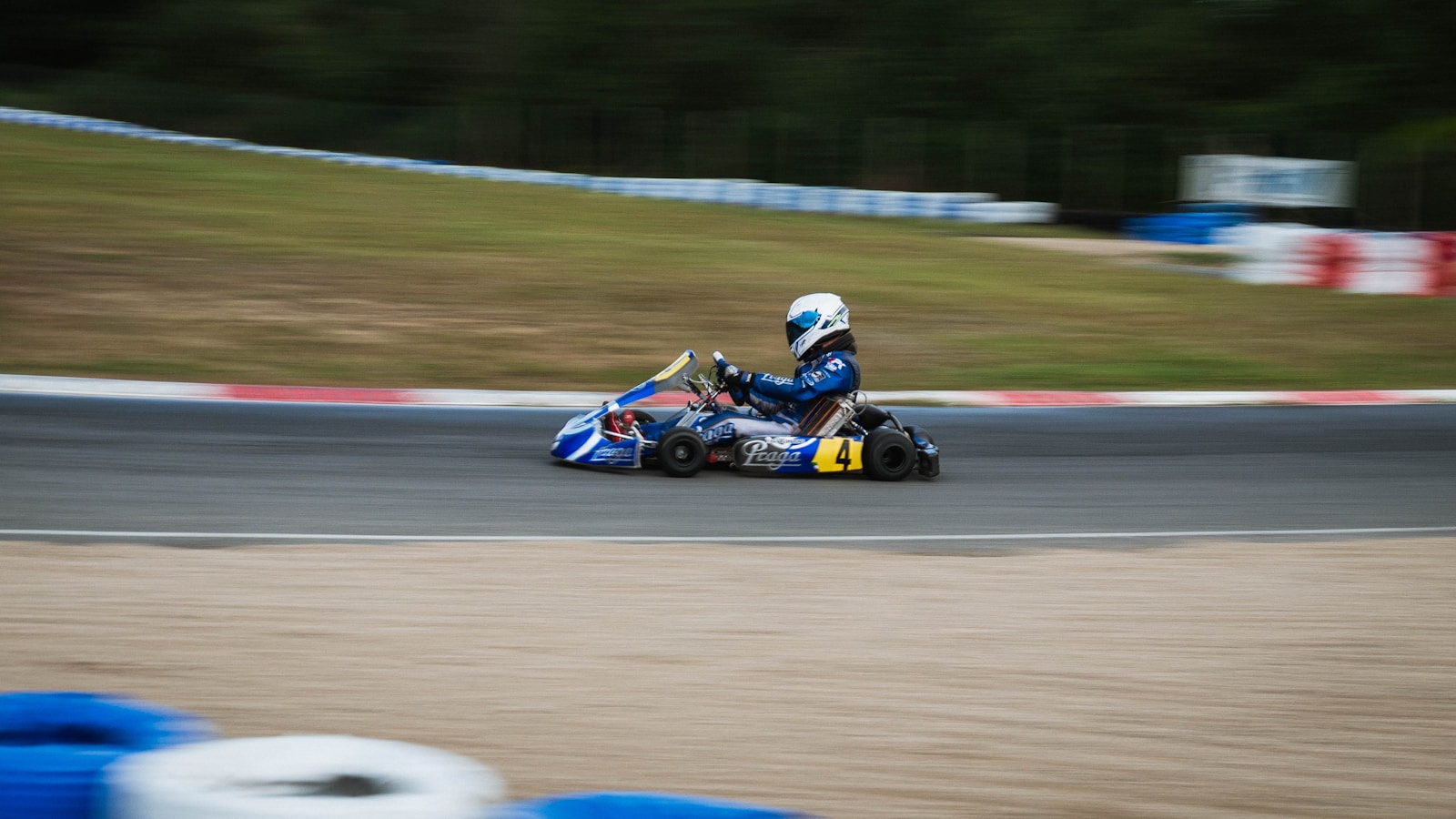 homme sur un kart bleu et noir