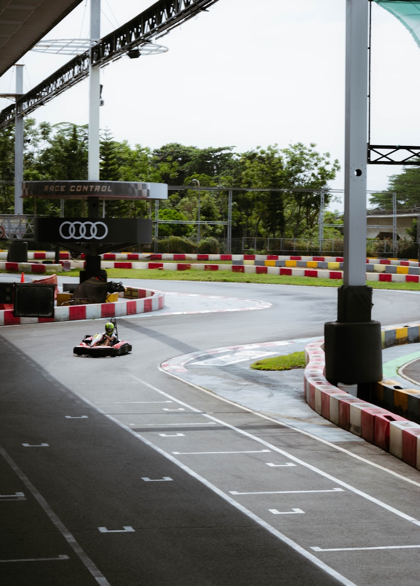 un homme conduisant une voiture sur une piste de course