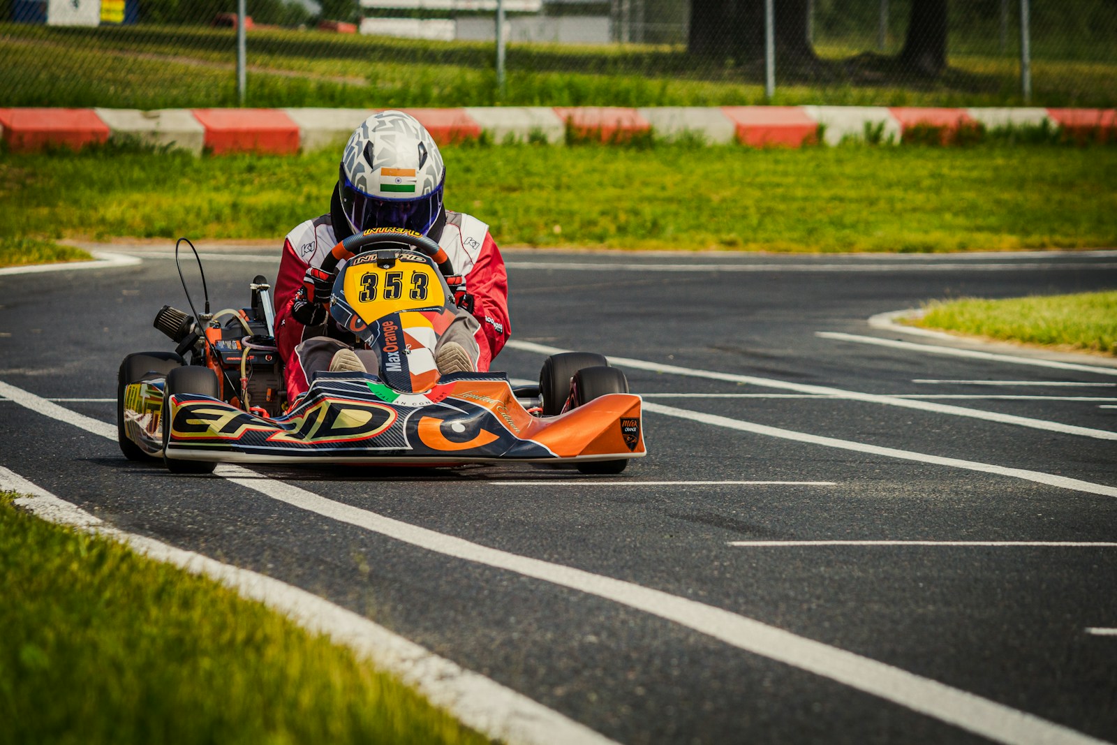 kart orange et bleu sur la piste pendant la journée