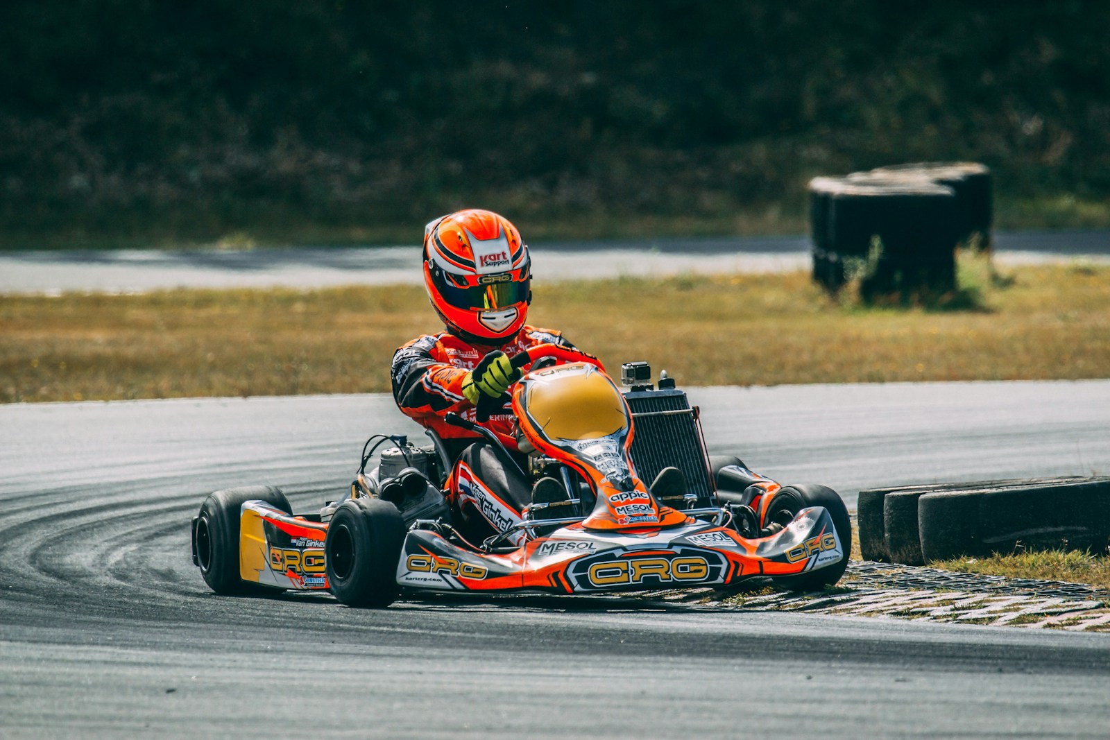 une personne pilotant un kart sur une piste de course