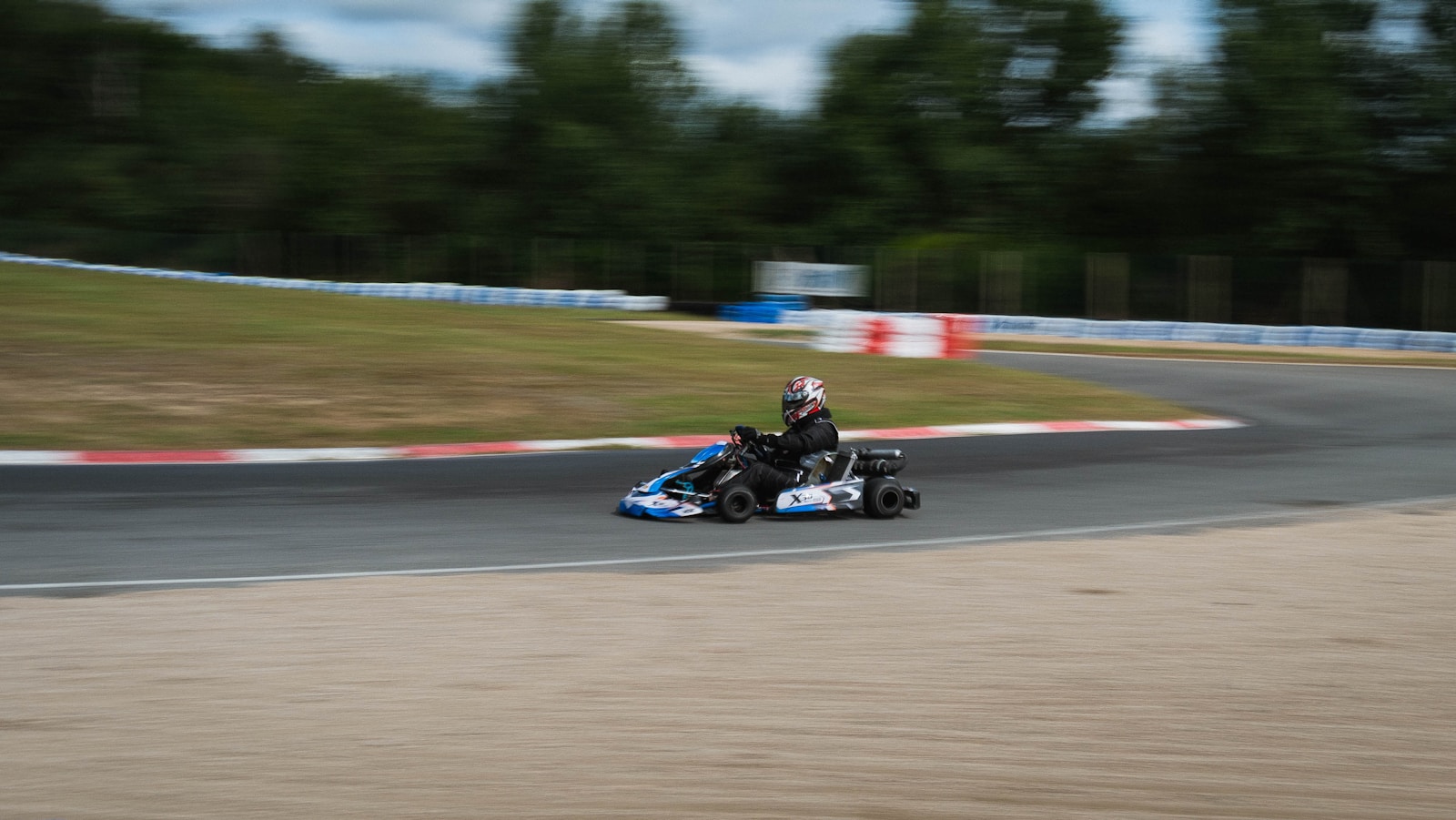 kart noir et bleu sur la piste pendant la journée