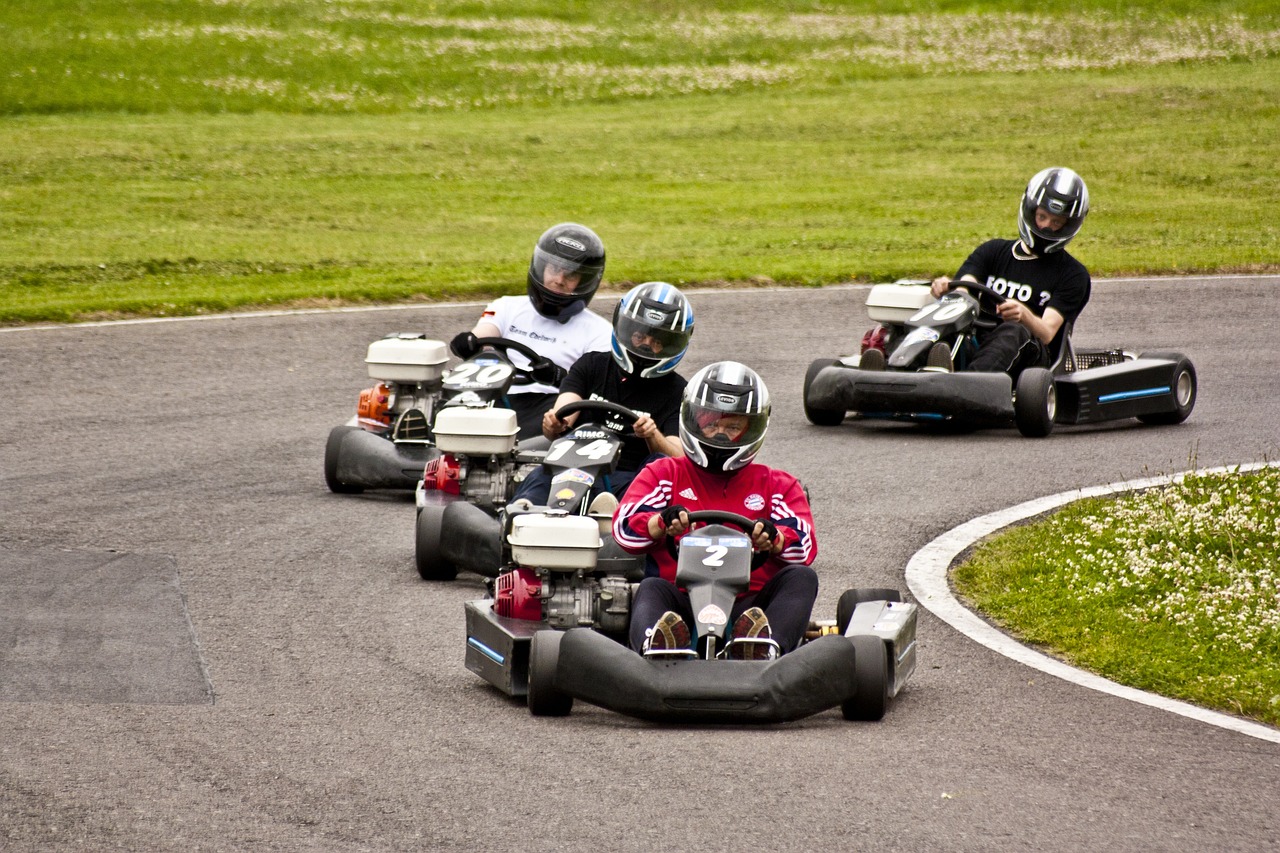 découvrez le karting, une activité palpitante alliant vitesse et stratégie sur des circuits adaptés à tous les niveaux. que vous soyez débutant ou pilote expérimenté, vivez une expérience inoubliable entre amis ou en famille sur nos pistes spécialement conçues pour le fun et la compétition.