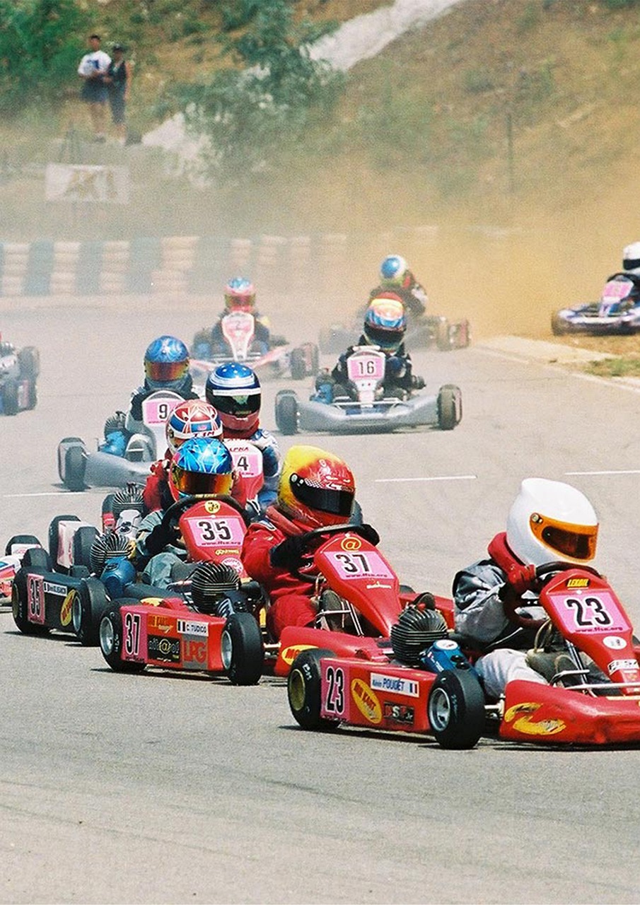 découvrez l'adrénaline du karting ! vivez des courses palpitantes sur des circuits adaptés à tous les niveaux. amusement garanti en famille ou entre amis, avec des karts de haute performance. réservez votre expérience dès maintenant et préparez-vous à franchir la ligne d'arrivée !