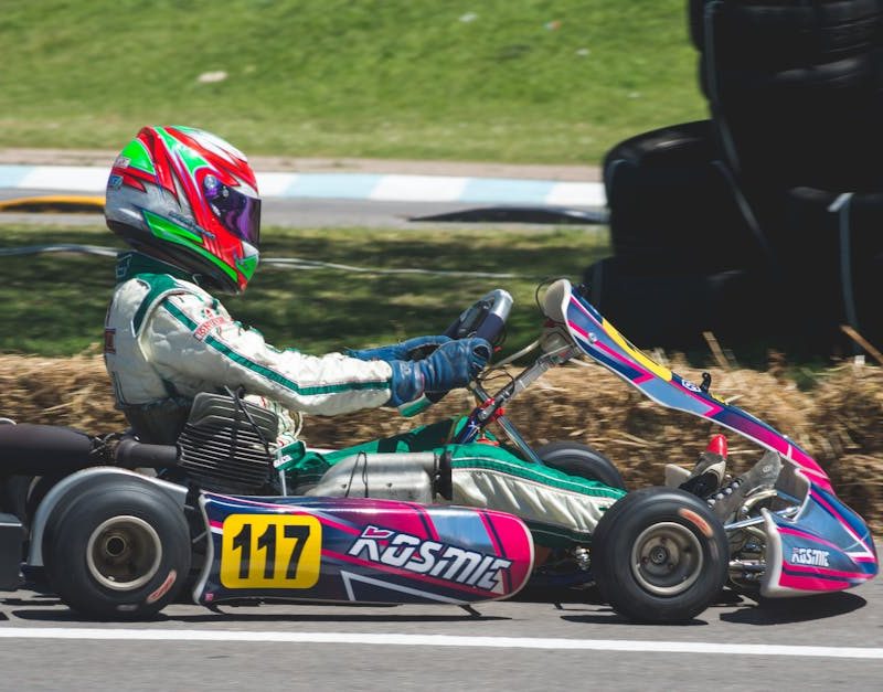 découvrez l'univers palpitant du karting : des sensations fortes, des courses effrénées et des moments inoubliables en famille ou entre amis. que vous soyez débutant ou pilote aguerri, nos pistes vous attendent pour vivre des aventures mémorables sur quatre roues.