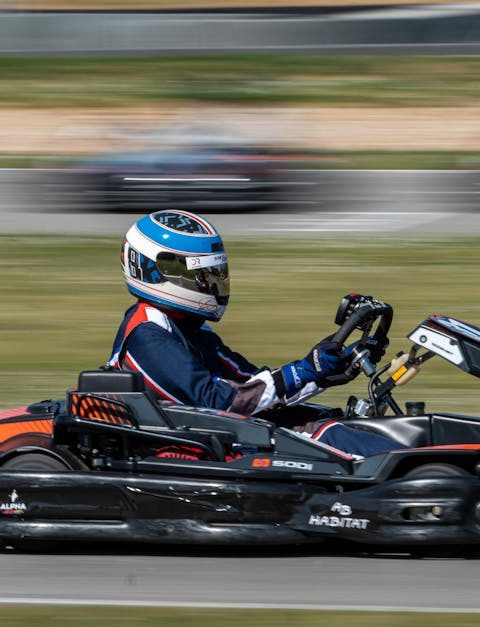 découvrez l'adrénaline des événements de karting ! participez à des courses palpitantes, que vous soyez débutant ou pilote confirmé. vivez des moments inoubliables sur des circuits adaptés à tous les niveaux. réservez votre place dès maintenant !