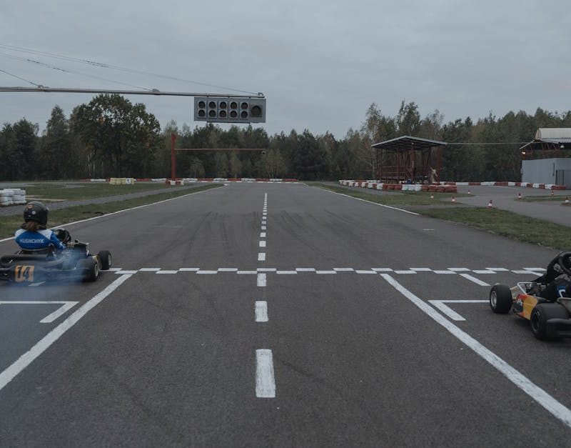 découvrez l'adrénaline du karting ! que vous soyez débutant ou pilote aguerri, vivez des moments palpitants sur nos circuits adaptés à tous les niveaux. réservez votre session dès maintenant et défiez vos amis dans une course inoubliable !