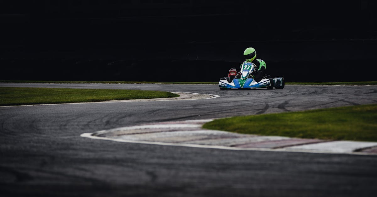 découvrez l'excitation du karting ! partez à l'aventure sur des circuits palpitants, devenez un pilote de course, et vivez des sensations fortes en famille ou entre amis. réservez votre expérience de karting dès maintenant !
