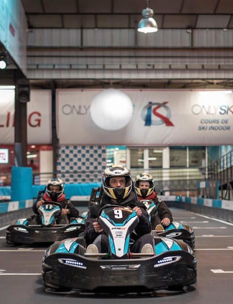 découvrez des défis de karting palpitants qui mettront vos compétences de conduite à l'épreuve. que vous soyez débutant ou pilote chevronné, vivez des courses intenses et des moments inoubliables entre amis ou en famille. préparez-vous à relever le défi et à ressentir l'adrénaline du go-karting !
