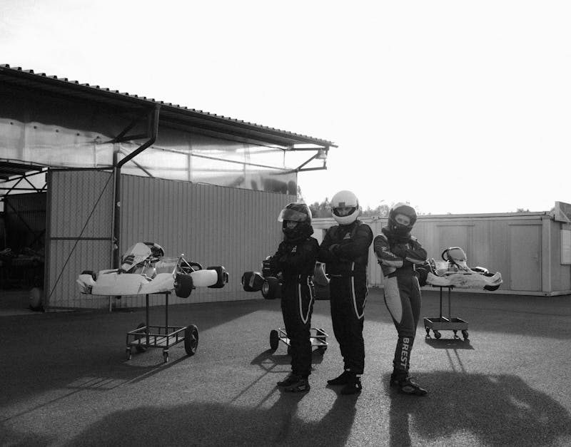 découvrez l'univers passionnant du karting : sensations fortes, compétitions palpitantes et moments de convivialité en famille ou entre amis. que vous soyez débutant ou pilote aguerri, vivez une expérience inoubliable sur les pistes de karting.