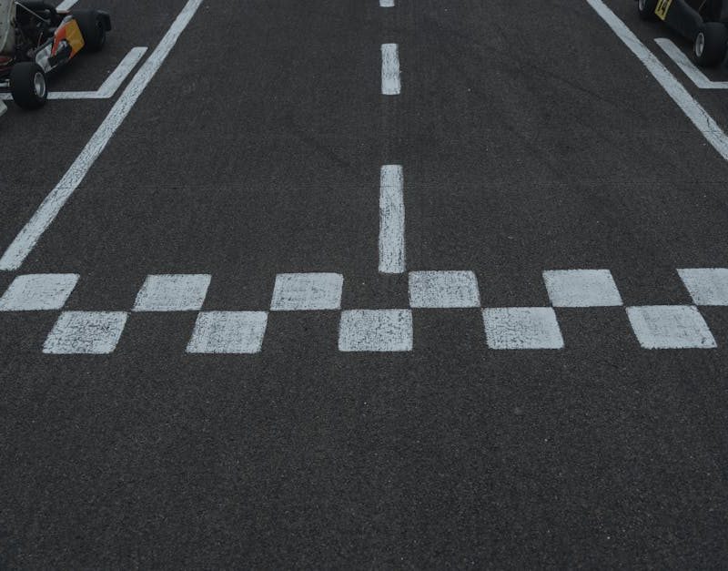 découvrez le karting, une activité passionnante alliant vitesse et adrénaline sur des circuits dédiés. que vous soyez un pilote débutant ou un expert, vivez des moments inoubliables entre amis ou en famille. réservez votre session dès maintenant et lancez-vous dans l'aventure !