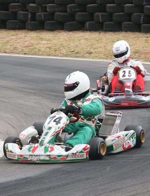 découvrez l'univers passionnant des championnats de karting ! vibrez au rythme des courses palpitantes, rencontrez des pilotes talentueux et plongez dans une compétition intense. rejoignez-nous pour vivre des moments inoubliables sur la piste et encourager vos équipes préférées!