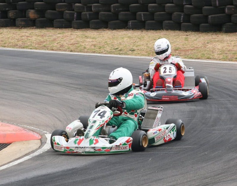 découvrez l'univers passionnant des championnats de karting ! vibrez au rythme des courses palpitantes, rencontrez des pilotes talentueux et plongez dans une compétition intense. rejoignez-nous pour vivre des moments inoubliables sur la piste et encourager vos équipes préférées!