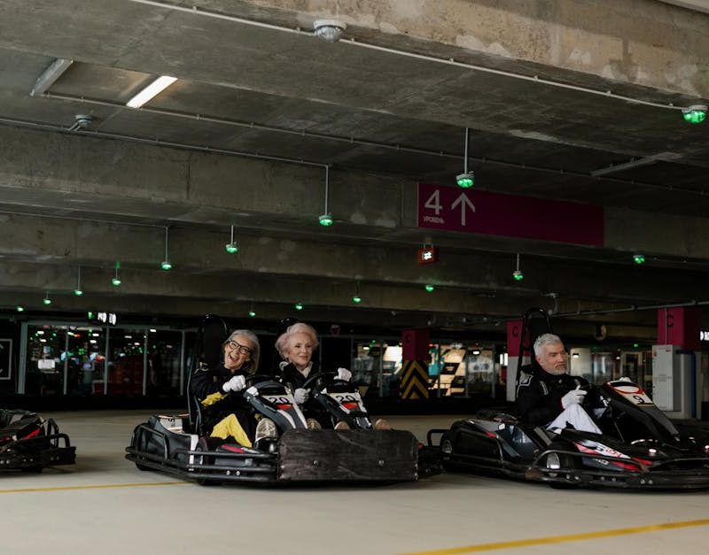 découvrez le karting en famille pour un moment convivial plein de sensations. circuits accessibles, sécurité et fun garantis pour petits et grands ! réservez votre session dès maintenant.
