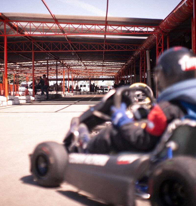 découvrez nos conseils essentiels pour maîtriser le karting, améliorer votre technique de pilotage et optimiser vos performances sur la piste.