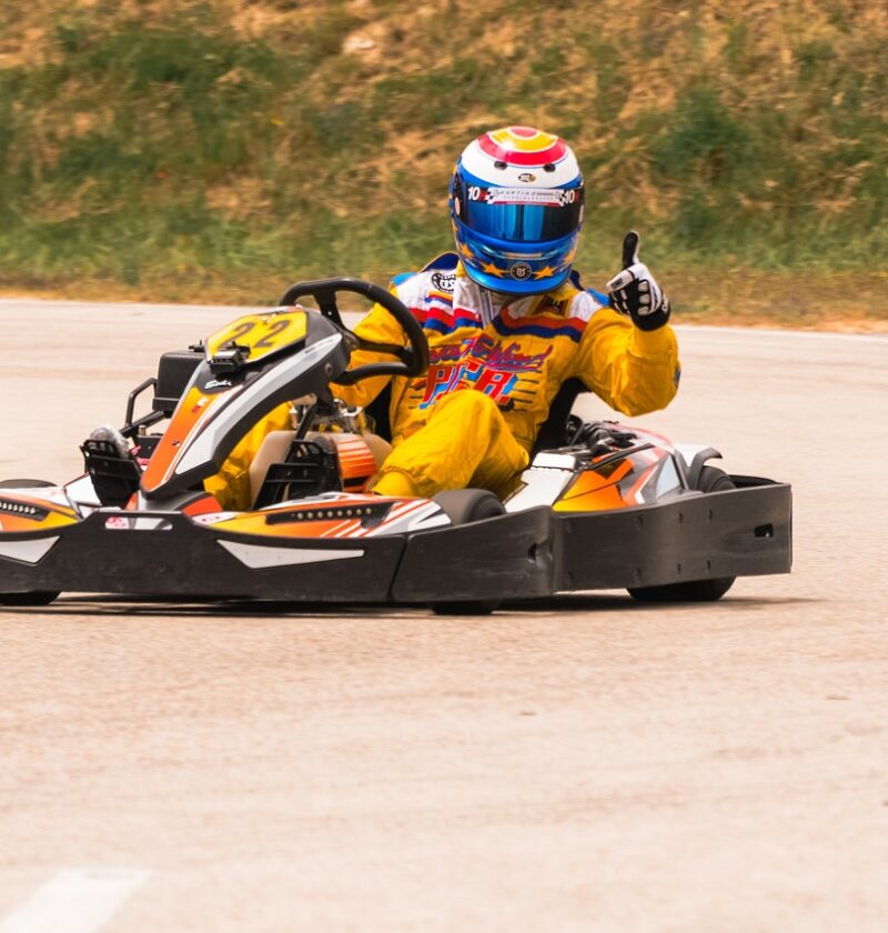 découvrez les techniques essentielles de freinage en karting pour améliorer votre performance et votre sécurité sur la piste.