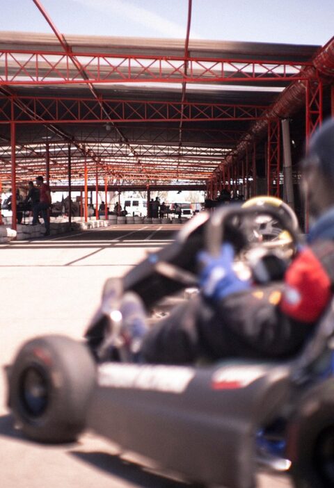 découvrez des conseils essentiels pour améliorer vos performances en karting et devenir un pilote plus rapide et plus précis sur la piste.