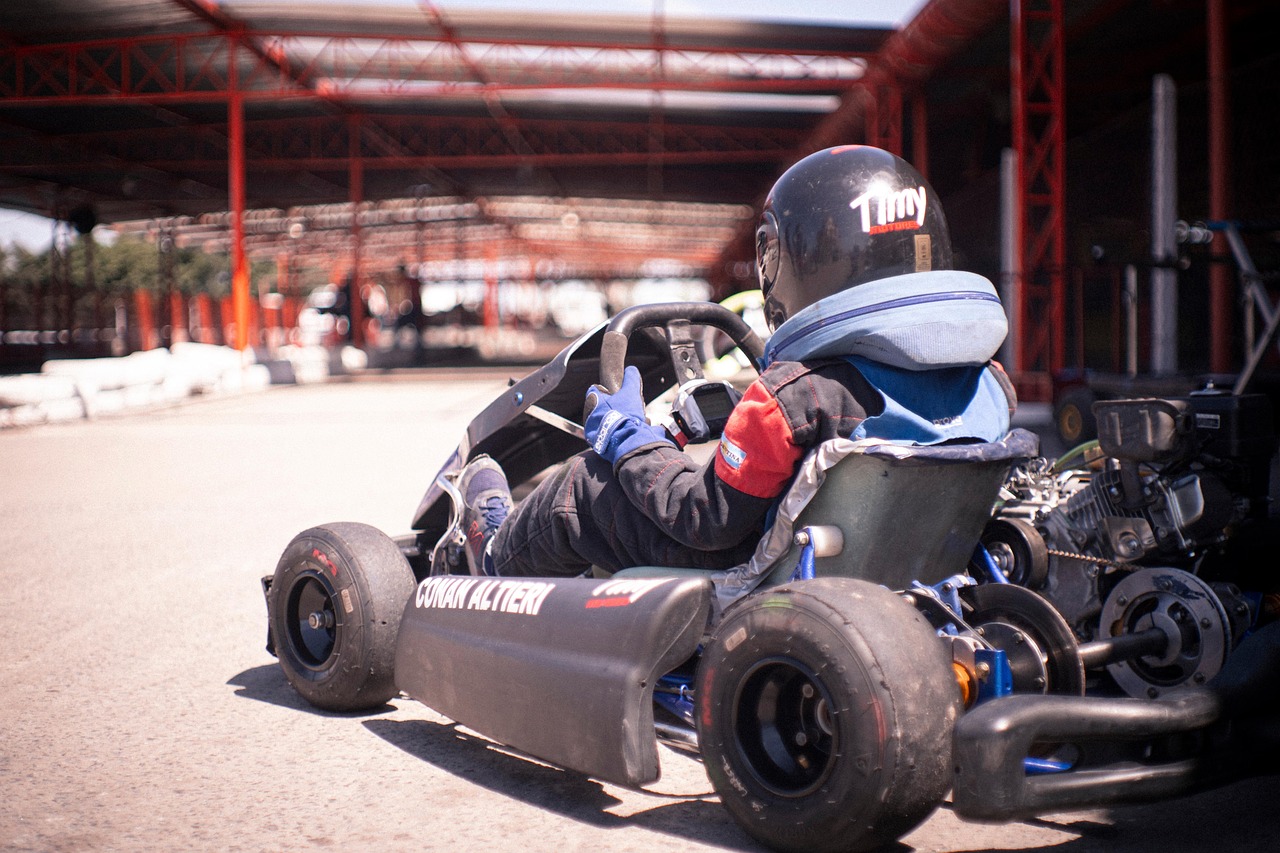 découvrez l'adrénaline du karting avec nos pistes d'accélération rapides pour une expérience de conduite inoubliable.