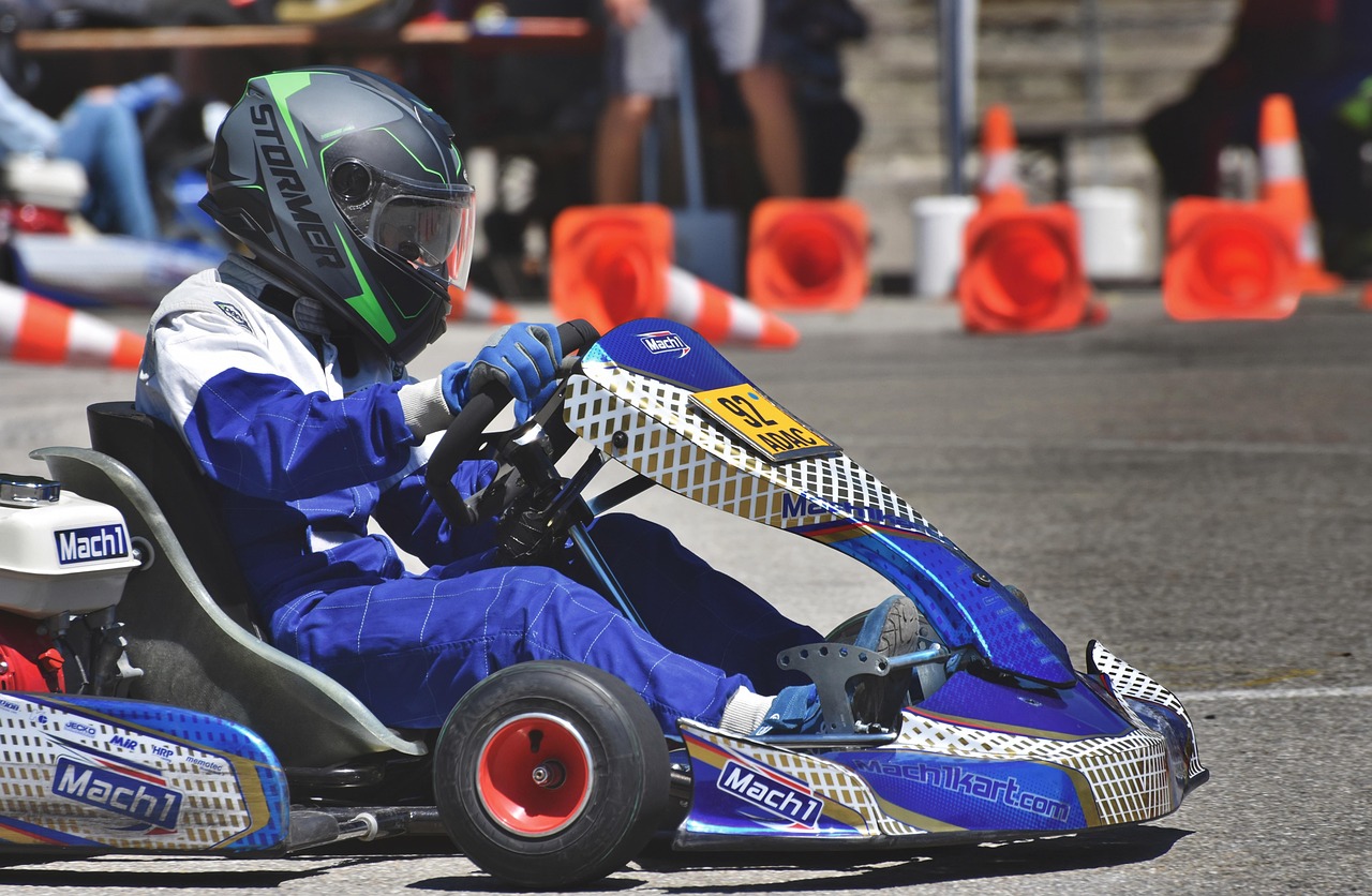 découvrez l'univers du karting : sensations fortes, compétitions passionnantes et circuits adaptés à tous les niveaux pour des moments inoubliables en famille ou entre amis.