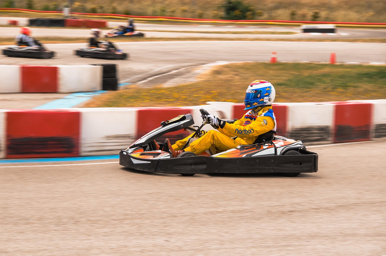 découvrez l'excitation du karting, une activité sportive et ludique idéale pour tous les âges. profitez de sensations fortes sur des circuits adaptés pour une expérience inoubliable.