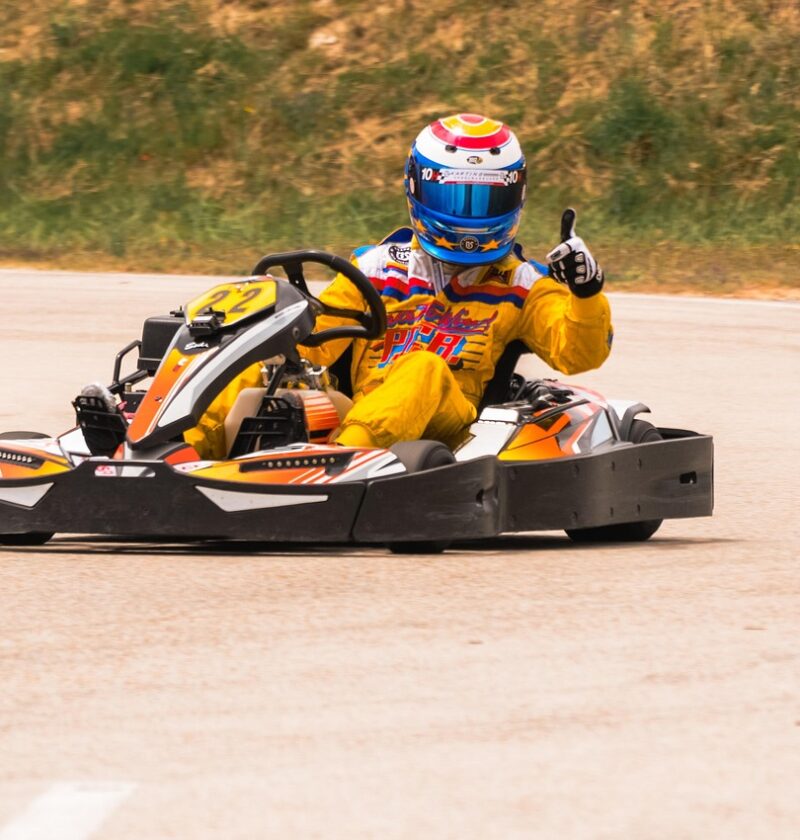 découvrez nos pistes de karting pour des sensations fortes en toute sécurité, adaptées à tous les âges et niveaux. réservez votre course dès maintenant !
