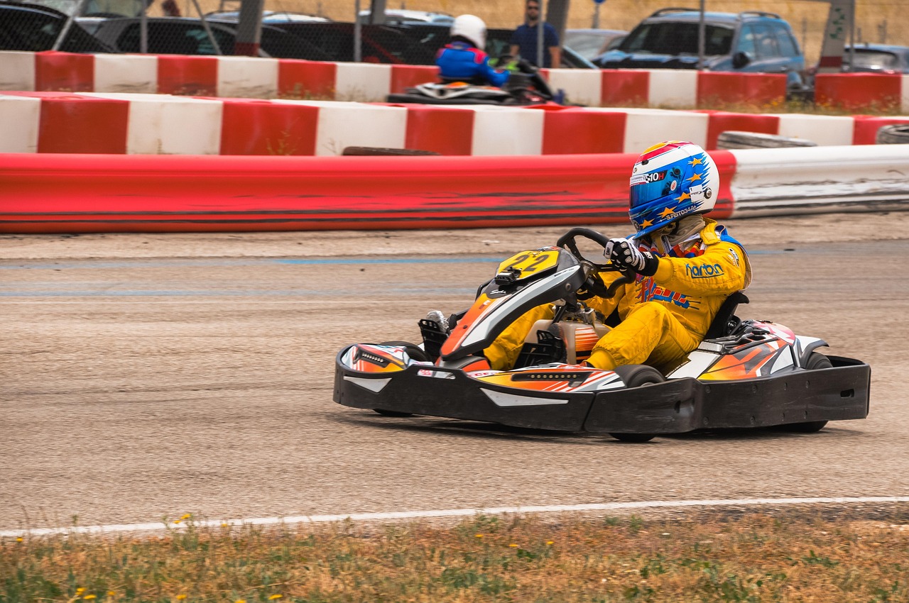 découvrez nos conseils essentiels pour débuter le karting en toute sécurité et améliorer rapidement vos performances sur la piste.