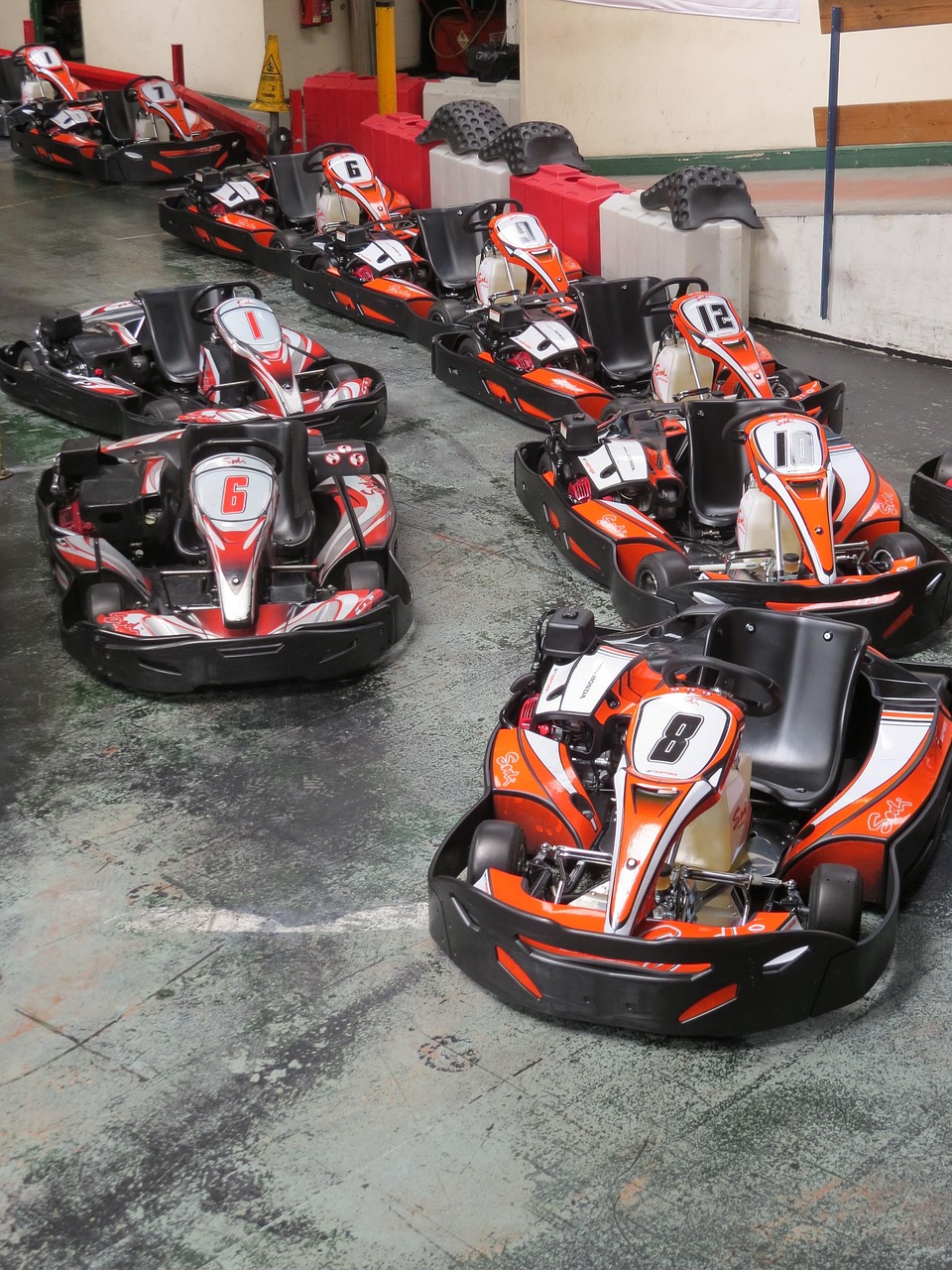 découvrez le plaisir et l'adrénaline du go-karting, une activité amusante et accessible pour tous les âges. parfait pour des moments en famille ou entre amis !
